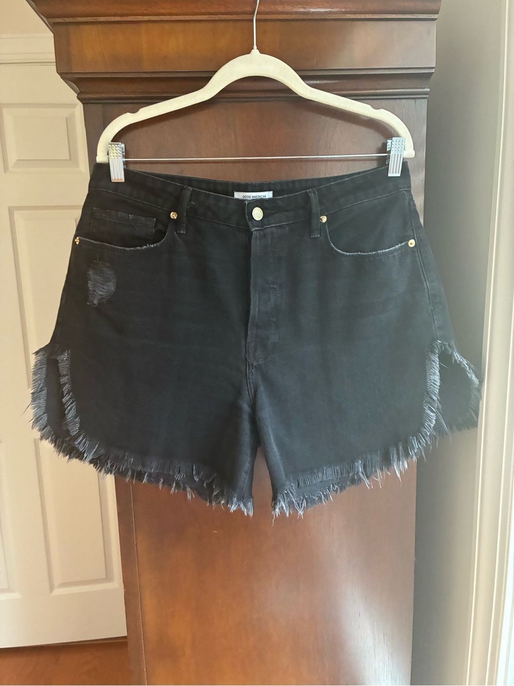 Good American Black Distressed Raw Hem Denim Shorts Size 8/29 - Picture 2 of 6